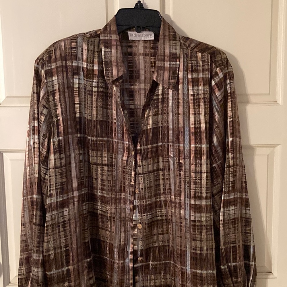 Beautiful Women's long sleeve button down blouse 2X 👀